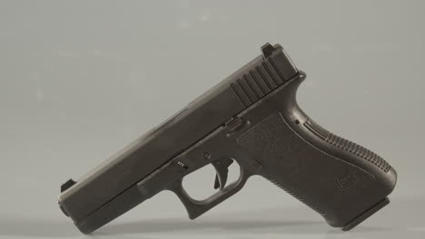 Dolly-In-9-mm-Pistole-Stehend-Munition-Vor-Einem-Weißen-Hintergrund
