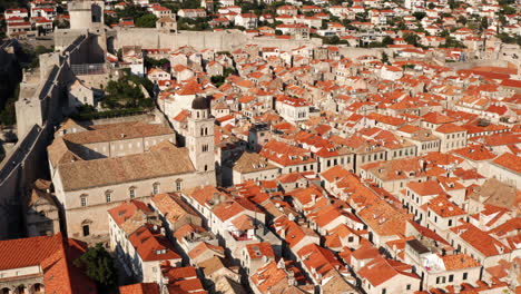 Luftaufnahme-Der-Altstadt-Von-Dubrovnik-Und-Der-Franziskanerkirche-Und-Des-Klosters-Am-Späten-Nachmittag-In-Kroatien