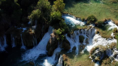 Vista-Aérea-De-La-Cascada-Skradinski-Buk-Con-Agua-Clara-En-El-Parque-Nacional-Krka,-Croacia