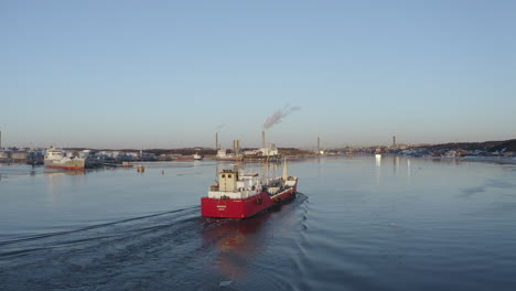 Luftaufnahme-Eines-Kleinen-Fischerbootes-Am-Hafen-In-Der-Nähe-Von-Göteborg,-Schweden