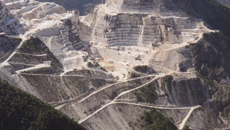 Blick-Auf-Die-Steinbrüche-Von-Carrara-Marmor-Und-Die-In-Den-Berghang-Gehauenen-Transportwege
