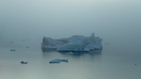 Breiter-Schuss-Von-Eisberg-Im-See,-Der-Von-Dichtem-Nebel-In-Island-Bedeckt-Ist---Gletscherlagune-An-Bewölkten-Tag---Klimawandel-Und-Globale-Erwärmung