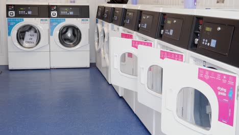 Waschsalon-Waschsalon-Mit-Waschmaschinenreihe-Im-Niedrigen-Winkel