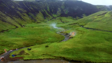 Valle-De-Humo-De-Reykjadalur-En-El-Sur-De-Islandia