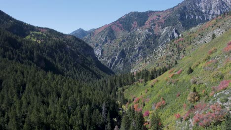 Malerische-Herbstluftüberführung-American-Fork-Canyon,-Wasatch-Mountains