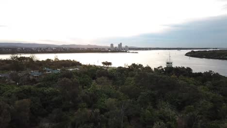 Drohnenantenne-Sonnenuntergang-Pier-Strandaussicht-über-Stadt-Und-Naturwald---Goldküste-Queensland