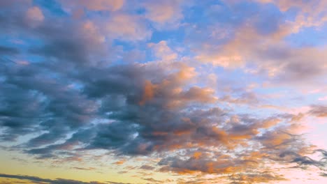 Fascinante-Vista-De-Las-Coloridas-Nubes-De-Cirrocúmulos-Estáticos-En-El-Cielo-Durante-La-Hora-Dorada