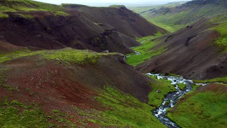 Vista-Panorámica-Del-Valle-De-Reykjadalur-Con-Río-De-Aguas-Termales-Que-Fluye-En-Islandia