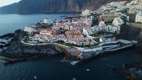 Impresionante-Disparo-De-Dron-España-Tenerife-Isla-Playa-Costa-Montañas-En-El-Fondo-Hoteles-Azul-Agua-Mar-Sur-Piscina-Costa