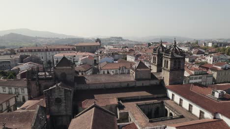 Orbiting-shot-of-Braga-Cathedral,-Se-de-Braga,-Portugal