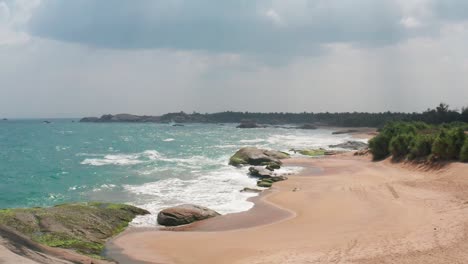 Meereswellen,-Die-Sandige-Und-Felsige-Küste-Von-Sri-Lanka-Zermalmen,-Fantastische-Drohnenansicht-Von-Oben