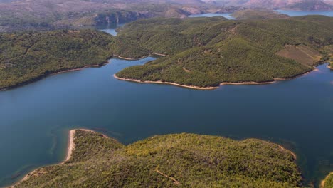 Schöne-Seen-Des-Wasserkraftwerks-In-Albanien,-Vom-Damm-überflutete-Berggebiete