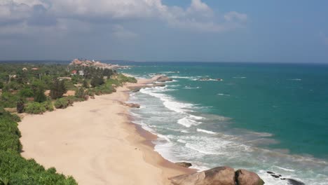 Filmische-Luftaufnahme-über-Den-Wunderschönen-Tropischen-Strand-Mit-Türkisfarbenem-Wasser