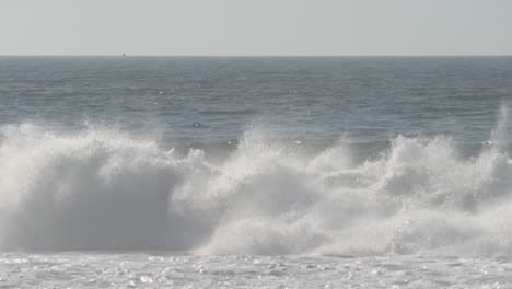 Große-Wellen-Entlang-Der-Bucht-Von-Monterey,-Kalifornien
