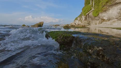 Agua-Corriendo-Sobre-Charcos-De-Roca-En-Bali,-Indonesia