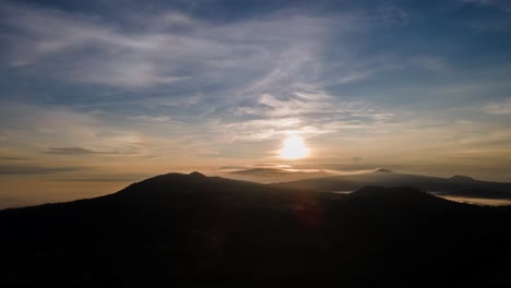 Hyperlapse-Bei-Sonnenaufgang-An-Einem-Bewölkten-Tag-Mit-Blick-Auf-Die-Berge-In-Mexiko
