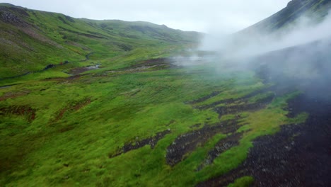 Vapor-Que-Sale-De-Los-Pozos-De-Agua-En-El-Accidentado-Terreno-Del-Valle-De-Reykjadalur-En-Islandia