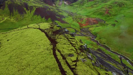 Terreno-Cubierto-De-Musgo-Verde-Y-Vapor-Del-Río-Geotérmico-En-El-Valle-De-Reykjadalur-En-Islandia