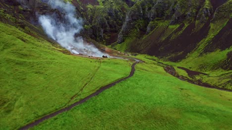 Vulkandampf-Entsteht-Am-Heißen-Quellfluss-Im-Reykjadalur-tal-In-Südisland