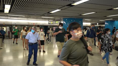 Multitud-De-Pasajeros-Con-Máscaras-Caminando-En-La-Estación-De-Tren-Admiralty-En-Hong-Kong