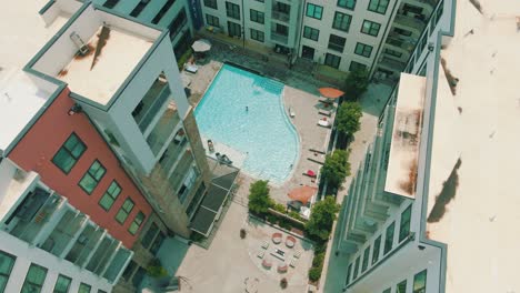 Drone-footage-of-a-beautiful-apartment-complex,-with-a-pool-and-patio-area-attached