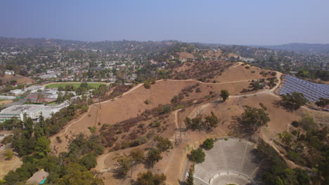 Langsamer-Schub-In-Richtung-Hügel-Mit-Spuren-Im-Eagle-Rock-In-Los-Angeles-Kalifornien-An-Einem-Schönen-Tag