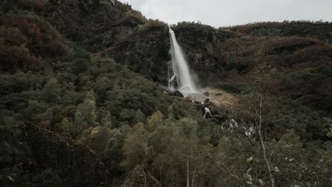 Zeitraffervideo-Eines-Wasserfalls-In-Westnorwegen
