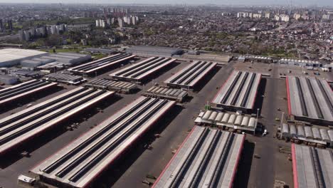 Luftaufnahme-Des-Marcado-zentralmarktes-Und-Des-Schönen-Stadtbildes-Von-Buenos-Aires-Im-Hintergrund-Während-Des-Sonnigen-Tages