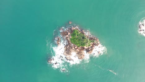 Filmische-Luftaufnahme-Der-Insel-Taprobane-In-Der-Bucht-Von-Weligama-An-Einem-Sonnigen-Tag-In-Sri-Lanka