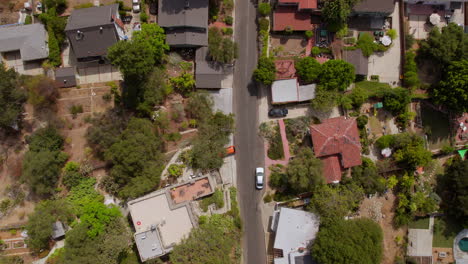 Overhead-Luftaufnahme-Von-Häusern-Und-Einer-Straße-In-Eagle-Rock-Nachbarschaft-Von-Los-Angeles,-Kalifornien-An-Einem-Schönen-Sommertag