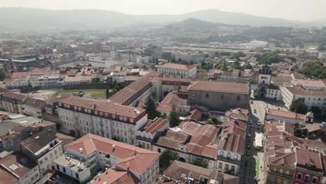 Drohnenaufnahme-Des-Stadtbildes-Von-Braga-In-Portugal-Während-Des-Tages