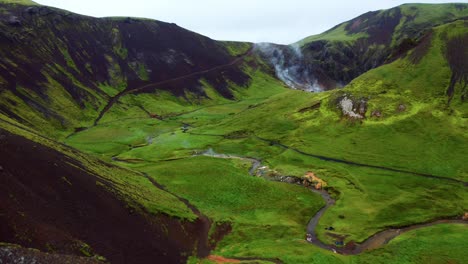 Vapor-Del-Río-Angosto-En-El-Valle-Verde-De-Reykjadalur-Cerca-De-Hverageroi-En-El-Sur-De-Islandia