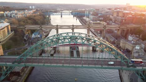 Puentes-Sobre-El-Río-Tyne,-Newcastle.-Tiro-De-Muñeca