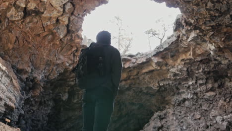 Excursionista-Admirando-Las-Cuevas-De-Tubo-De-Lava-Del-Monumento-Nacional-El-Malpaís-En-Nuevo-México
