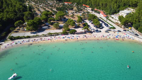 Luftaufnahme-Von-Menschen,-Die-An-Einem-Sonnigen-Tag-Im-Sommer-In-Kroatien-Am-Prapratno-Strand-Schwimmen