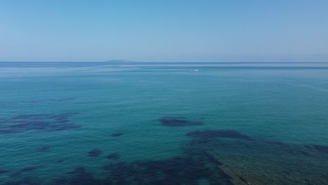 Ruhiges-Tiefblaues-Meer-Und-Blauer-Himmel,-Griechische-Inselbucht-San-Stefonos-Korfu,-Drohnenansicht