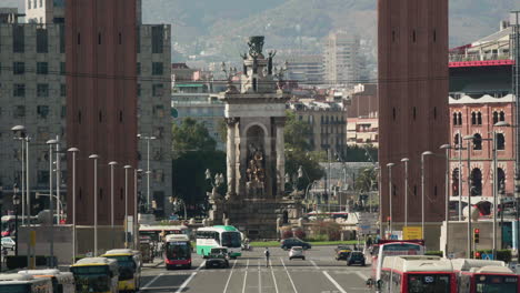 Placa-De-España-Between-Torres-Venecianas-With-Traffic-At-Avenida-De-La-Reina-Maria-Cristina-In-Barcelona,-Spain