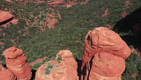 Three-Sisters,-Red-Sandstone-Rock-Formations,-Sedona,-Arizona-USA