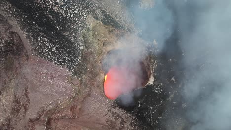 Toma-Aérea-Sobre-Un-Cráter-Lleno-De-Lava-Roja-Y-Vapor-De-Volcán-En-Erupción-En-Centroamérica