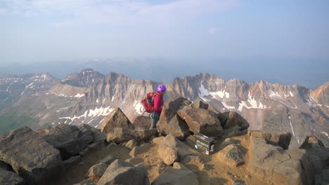 Einsame-Frau-Auf-Dem-Gipfel-Des-Mount-Sneffels-14er,-Wanderer-Mit-Rucksack-Und-Helm-Auf-Dem-Gipfel-Mit-Unglaublichem-Blick-Auf-Die-Bergkette,-Colorado-Usa