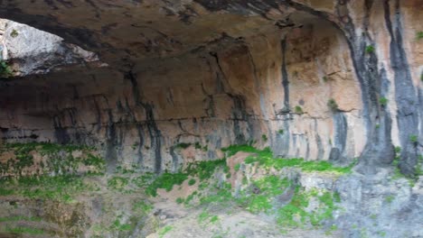 Cueva-De-Piedra-Caliza-En-El-Sumidero-Del-Desfiladero-De-Balaa-Con-Cascada-De-Inmersión-En-Tannourine,-Batroun,-Líbano