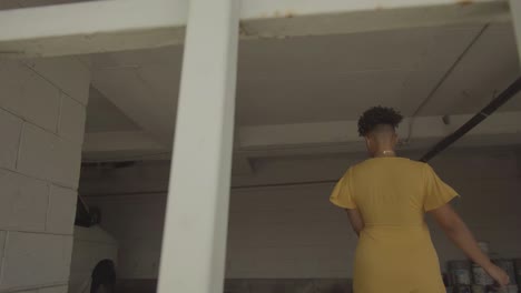 Bewegte-Videosequenz-Einer-Schönen-Frau-In-Gelbem-Kleid
