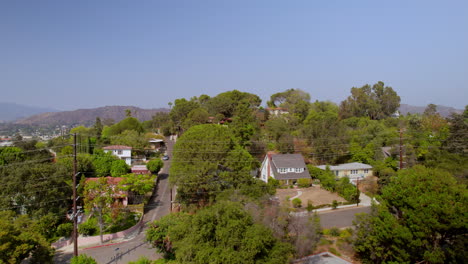 Luftüberführung-Schöne-Häuser-Und-Nachbarschaft-Von-Eagle-Rock-In-Los-Angeles,-Kalifornien-An-Einem-Schönen-Sommertag-Mit-Einem-Klaren-Blauen-Himmel
