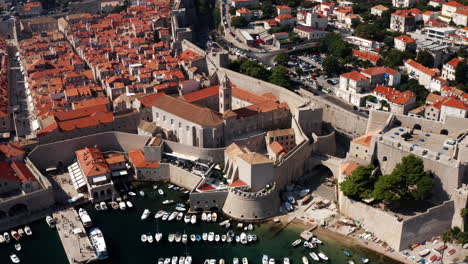 Bahía-Con-Barcos-En-La-Ciudad-De-Dubrovnik,-Croacia---Toma-Aérea-De-Drones