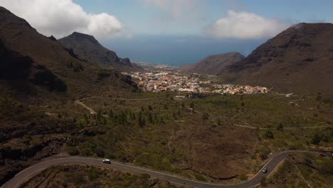 Increíble-Vista-Panorámica-Tomada-Con-Un-Dron-En-4k-De-Fauna-Entre-Montañas-Y-Ciudad-Con-Edificios-Al-Fondo-En-España-Tenerife-Sur