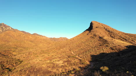 Monte-Hopkins-Iluminado-Por-El-Sol,-Pico-De-Pie-De-La-Cordillera-De-Santa-Rita-En-Santa-Cruz,-Arizona