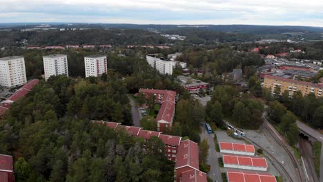 Blick-Auf-Gebäude,-Straßenbahn-Und-Wohnungen-In-Aprilgatan-In-Kortedala,-Schweden
