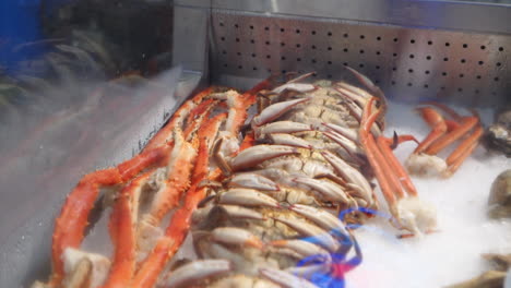 Various-kinds-of-crab-fill-fishmongers-seafood-market-display-case,-HD