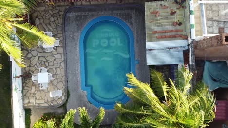 Herauszoomen-Aus-Einem-Pool-In-Leon,-Nicaragua