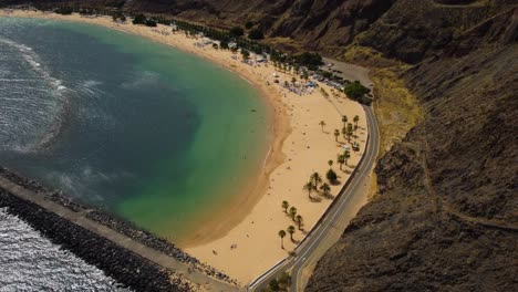 Hermosa-Vista-Panorámica-De-La-Playa-De-Arena-En-España-Tenerife-Al-Norte-De-La-Isla-Sahara-Sand-Drone-Shot-En-4k